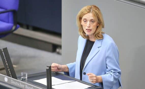Karin Prien im Porträt, vorgeschlagen von der Jüdischen Studierendenunion als nächste Bundespräsidentin.