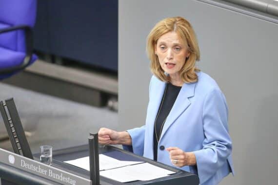 Karin Prien im Porträt, vorgeschlagen von der Jüdischen Studierendenunion als nächste Bundespräsidentin.