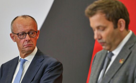 Friedrich Merz und Lars Klingbeil im Gespräch mit jungen Menschen über deren politische Zukunft.