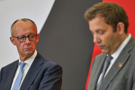 Friedrich Merz und Lars Klingbeil im Gespräch mit jungen Menschen über deren politische Zukunft.