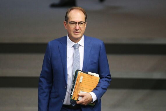 Alexander Dobrindt als Bundesinnenminister, dessen geplantes Investitionsschutzgesetz zur Vergesellschaftung von Wohnungskonzernen verfassungsrechtlich umstritten ist.