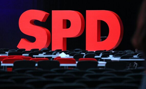 SPD-Logo, Archivfoto; Juso-Chef fordert Neustart der Parteispitze beim SPD-Parteitag im Winter.