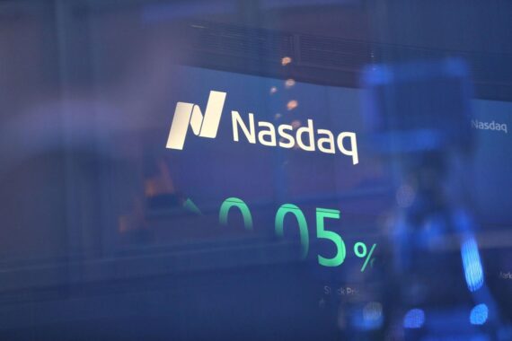 Nasdaq-Fassade mit Börsenanzeige als Symbol für den geplanten Börsengang des KI-Unternehmens Anthropic.