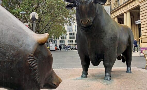 Bulle und Bär auf dem Börsenplatz Frankfurt, Symbol für den geplanten Börsengang von KNDS.