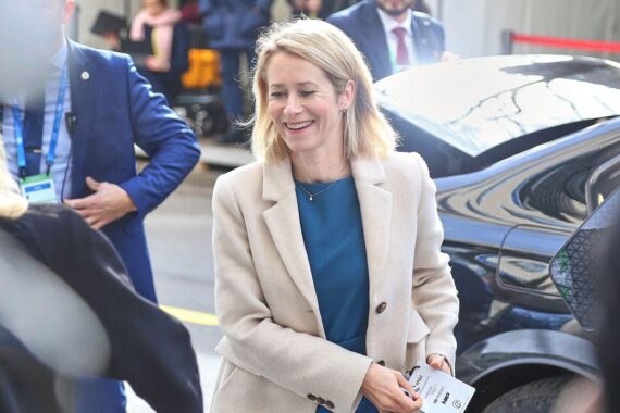 Kaja Kallas bei einer EU-Außenpolitik-Bilanz, im Hintergrund Brüssel/EU-Flagge und maritimes Inspektionsmotiv.