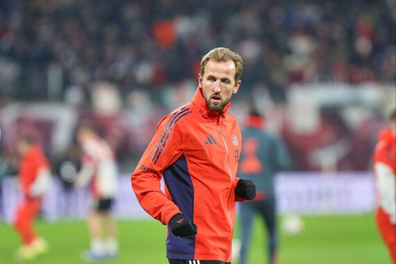 Harry Kane hält lächelnd den goldenen Ballon-d’Or-Pokal bei der Preisverleihung im London Palladium Theater.