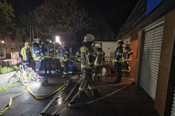 Feuerwehr im Einsatz nach Kellerbrand in Arnsberg, mehrere Einsatzkräfte, Rauch/Brandstelle, Archivfoto.