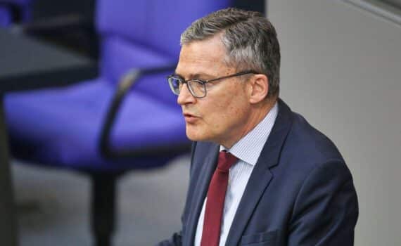 Roderich Kiesewetter (CDU) im Archivfoto; Hinweis auf Nachrichtendienst-Festnahme von August Hanning.