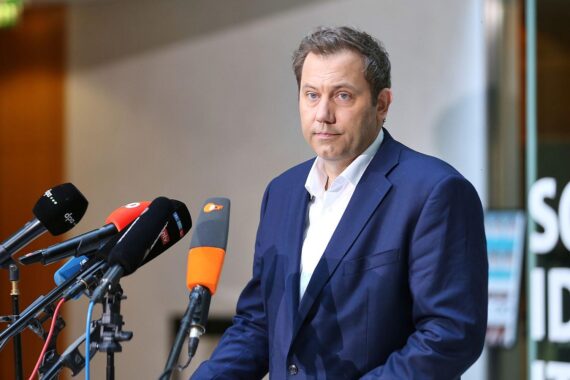 Lars Klingbeil bei einer SPD-Presse-Szene in Berlin, 12.10.2026, mit Hinweis auf Neuwahl der Parteispitze.