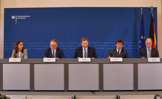 Bundesfinanzminister Lars Klingbeil nach Stabilitätsratssitzung; kontroverse Milliarden-Investitionen, Haushaltslage im Fokus.