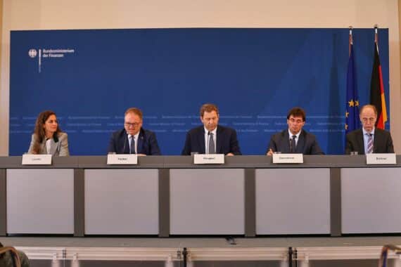 Bundesfinanzminister Lars Klingbeil nach Stabilitätsratssitzung; kontroverse Milliarden-Investitionen, Haushaltslage im Fokus.