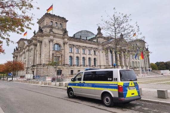Polizisten vor dem Bundestag (Archiv) – Schutzmaßnahmen und Zugangskontrollen zum Parlament.