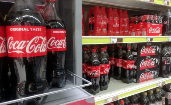 Coca-Cola im Supermarktregal: Streit um Zuckersteuer, Einigung ab 1. Juli 2027, zweistufige Tarife.