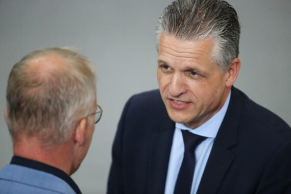 Matthias Miersch und Thorsten Frei beim Koalitionsausschuss, betonen Zusammenhalt und Schutz vor Extremisten.