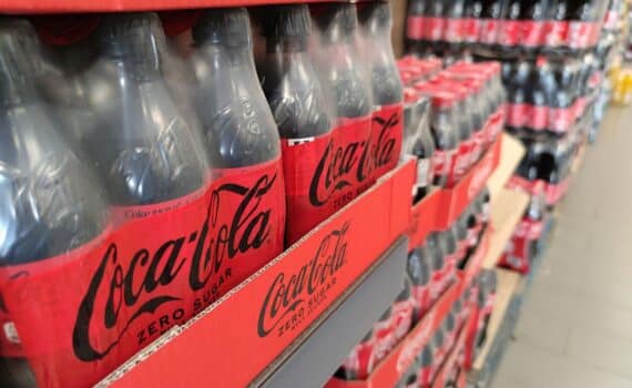 Coca-Cola-Getränk im Supermarkt: Archivfoto zu einer geplanten Zuckersteuer ab 1. Juli 2027.