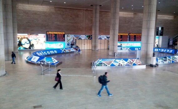 Flughafen Ben Gurion (Archiv): Passagierflugzeug am Boden nach Notlandung, Ermittlungen nach Angriff im Cockpit.