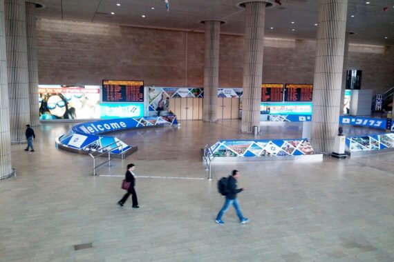 Flughafen Ben Gurion (Archiv): Passagierflugzeug am Boden nach Notlandung, Ermittlungen nach Angriff im Cockpit.