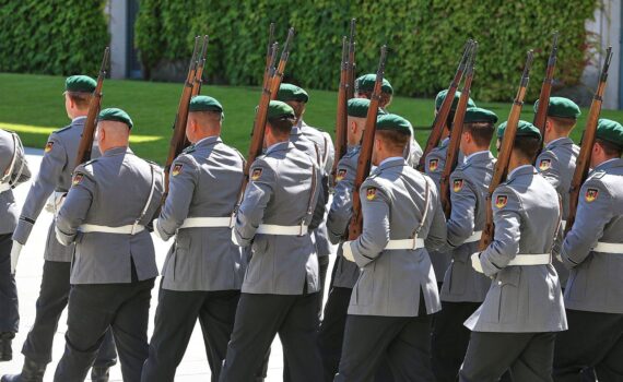 Bundeswehr-Soldaten (Archiv) vor Berliner Schulen; SPD-Politiker Steffen Krach diskutiert Präsenz der Bundeswehr.