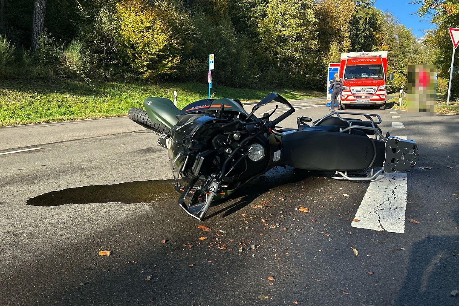 Kradfahrer bei Unfall auf B256 in Waldbröl schwer verletzt