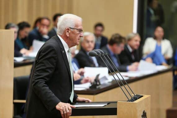 Winfried Kretschmann (Archiv), der vor einer gefährdeten Demokratie und AfD-„Krise des Argumentierens“ warnt.