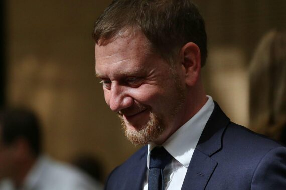 Ilse Aigner im Porträt, daneben ihre Unterstützer Michael Kretschmer und Andreas Bovenschulte.