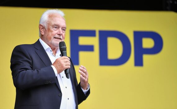 Wolfgang Kubicki (Archiv) vor politischem Berlin-Hintergrund, als Kritik an Koalitionsplänen thematisch.