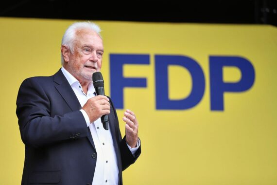 Wolfgang Kubicki (Archiv) vor politischem Berlin-Hintergrund, als Kritik an Koalitionsplänen thematisch.