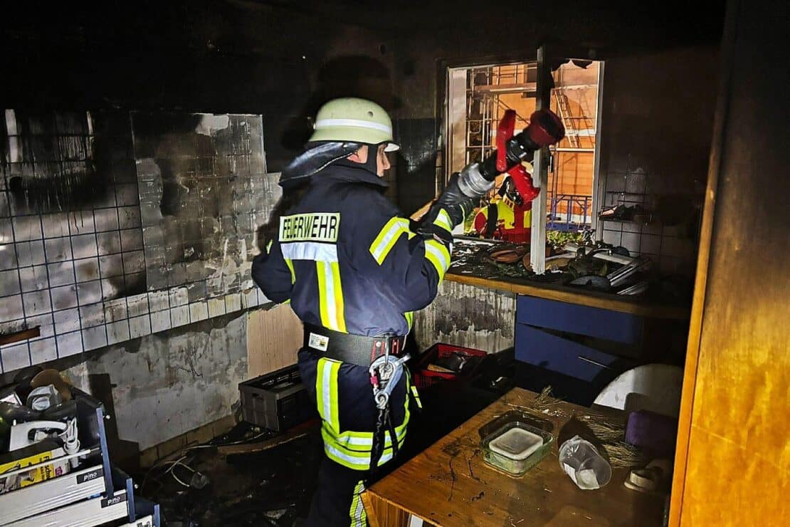 Küchenbrand in Altheim fordert Feuerwehr und Rettungsdienst