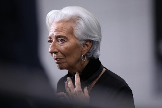 Christine Lagarde vor dem Logo der Europäischen Zentralbank in Frankfurt am Main.