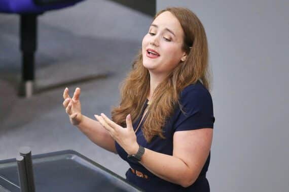 Ricarda Lang im Porträt, daneben Jugendliche mit Protestplakaten gegen Wehrpflicht, Bildungskürzungen und steigende Lebenshaltungskosten.