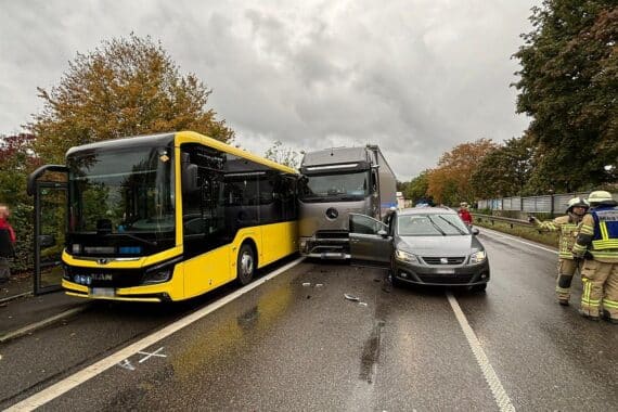 Verkehrsunfall auf der B31 bei Stetten: Lkw mit Auflieger rammt stehenden Pkw an Bushaltestelle.