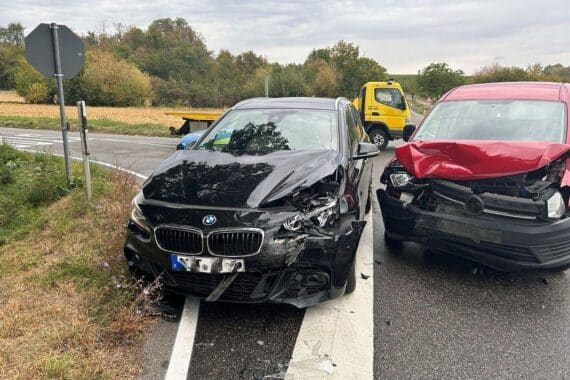 Unfallschäden am Straßenrand: Polizei-Archivfoto nach Zusammenstoß von BMW und VW an der Höfe-Kreuzung.