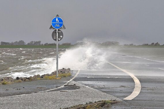 Stürmische Nordsee mit hohen Wellen und erhöhtem Wasserstand an der niedersächsischen Küste.