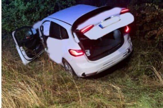 Unfall auf der A2 bei Starkregen: BMW-Fahrer erleidet leichte Verletzungen, Aquaplaning.