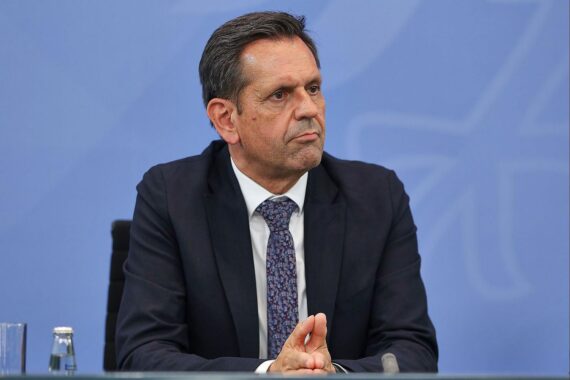 Olaf Lies (SPD) in Hannover, besorgt über schwache Wirtschaft und geplante Lieferkettengesetze.
