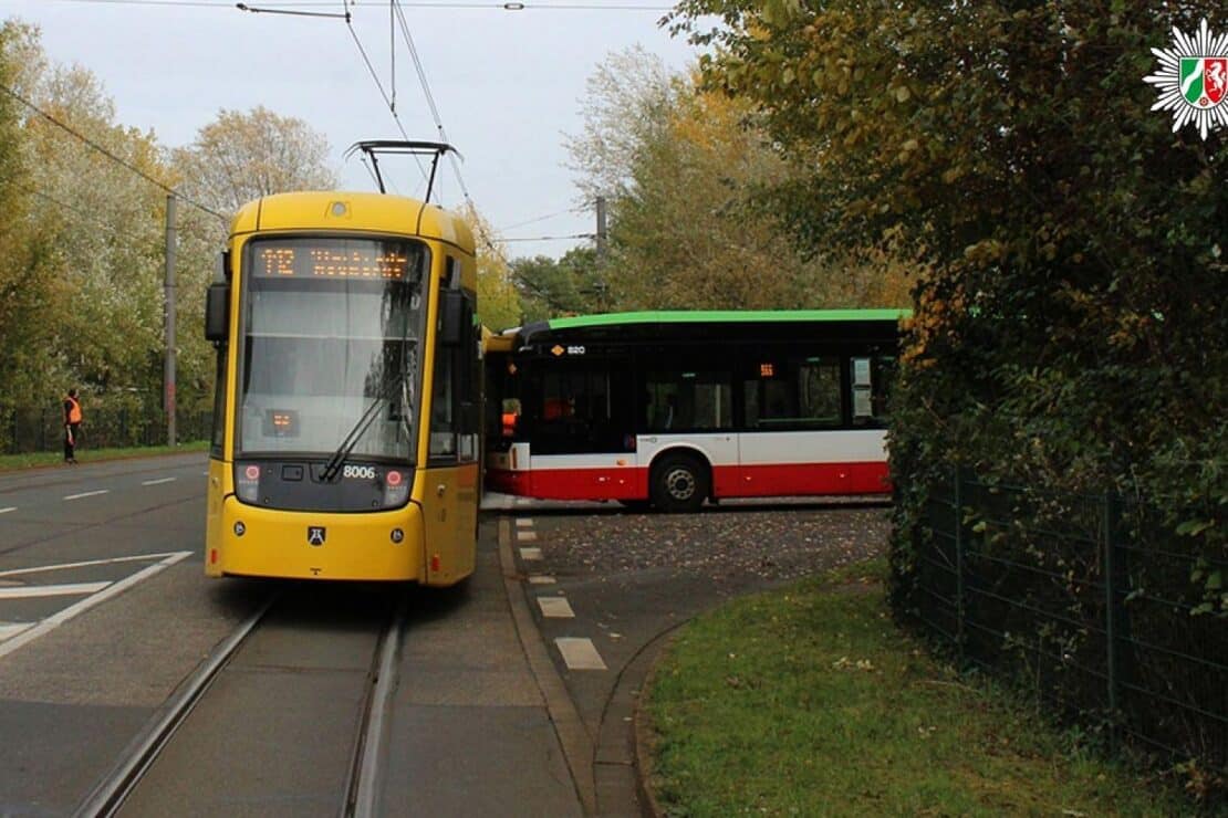 Linienbus und Straßenbahn stoßen in Oberhausen zusammen
