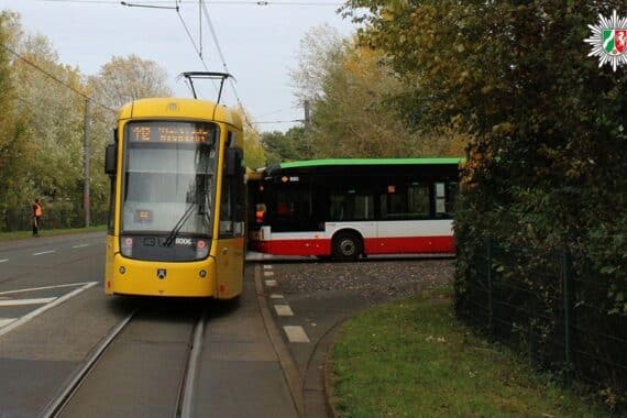 Beschädigter Linienbus und Straßenbahn an einer abgesicherten Unfallstelle auf der ÖPNV-Trasse in Oberhausen.