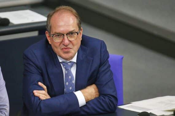 Alexander Dobrindt (Archiv) und Kritik der Linken an erschwerten Vergesellschaftungen von Wohnungsbeständen.