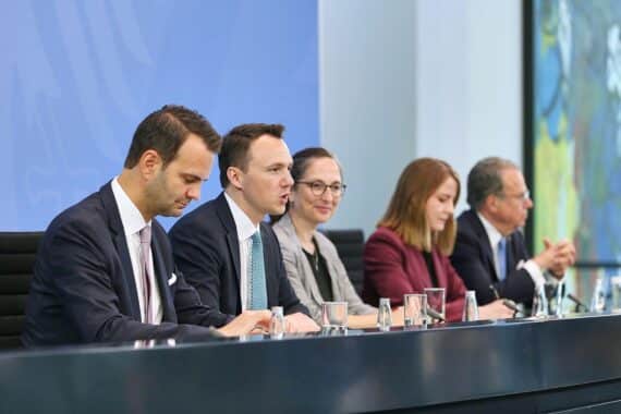 Heidi Reichinnek kritisiert scharf die Rentenkommission; Foto zur Vorstellung des Abschlussberichts (Archiv).