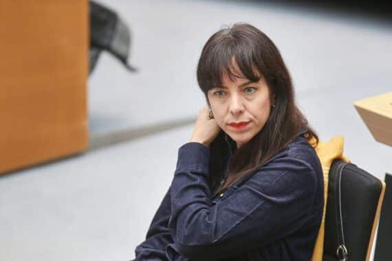 Elif Eralp, Spitzenkandidatin der Berliner Linken, bei einem öffentlichen Auftritt.