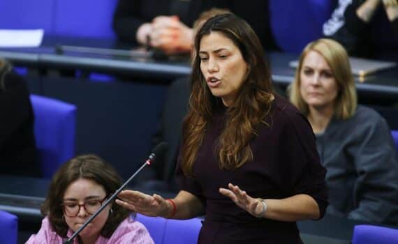 Cansin Köktürk im Bundestag, droht Jürgen Hardt rechtliche Schritte; Bericht zum 7. Oktober.