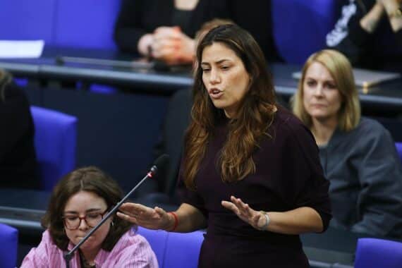 Cansin Köktürk im Bundestag, droht Jürgen Hardt rechtliche Schritte; Bericht zum 7. Oktober.