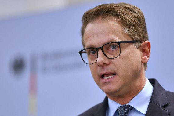Carsten Linnemann (CDU) steht vor Schlagzeile: Stabiler Krankenkassen-Zusatzbeitrag und sinkende Ausgabensteigerung.