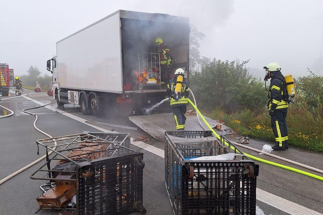 Lkw-Brand auf der A1 bei Sottrum erfordert umfangreiche Löscharbeiten