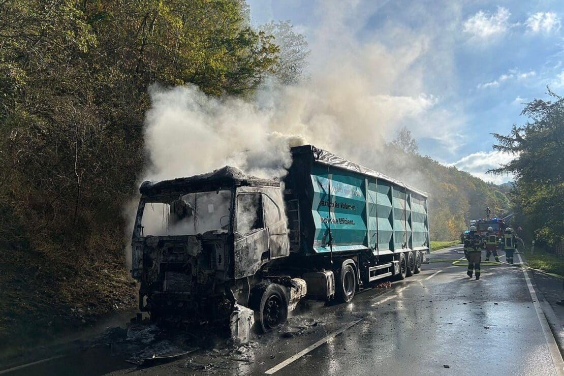Lkw-Brand auf der B55 bei Lennestadt erfordert aufwendige Löscharbeiten