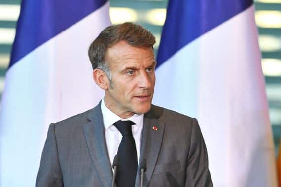 Emmanuel Macron im Archiv, Nachrichtenbild aus Paris: Rücktritt des Innenministers nach Protestgewalt abgelehnt.
