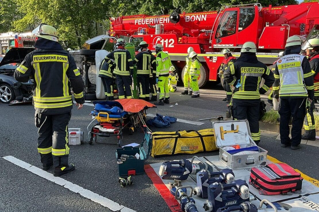 Mann in Bonn unter Auto eingeklemmt und befreit