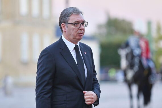 Aleksandar Vučić vor Demonstranten in Belgrad: Zehntausende Opposition protestieren vor der Parlamentswahl.