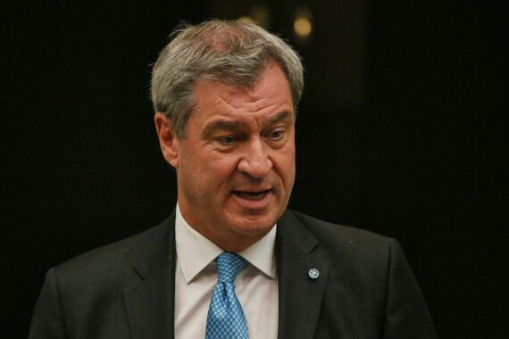Markus Söder (Archiv) gratuliert den Optogenetik-Forschern: Georg Nagel, Peter Hegemann, Karl Deisseroth.