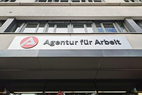 Menschen gründen in Thüringen: BA-Symbol, Gründer/Gründerin mit Computer/Businessplan (Archivfoto).